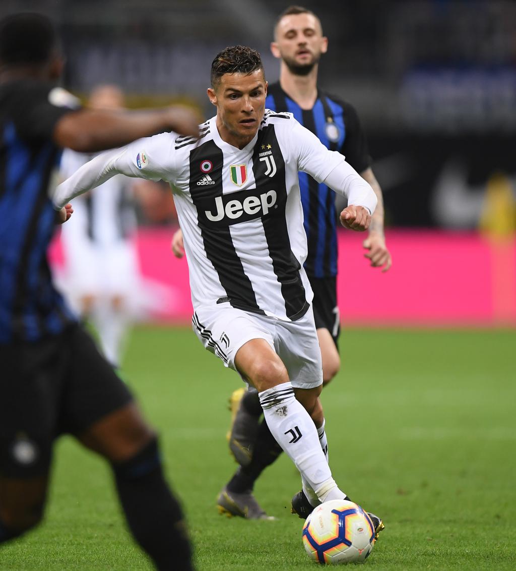 曼联主场4比1大胜狼队，B费梅开二度，姆贝莫、芒特破门，终结对手不胜纪录，升至第六。