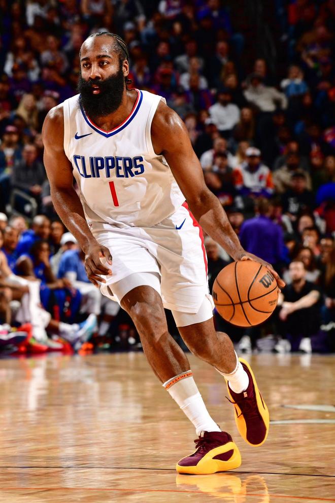 近5轮仅1胜&丢9分！皇马落后巴萨4分，银河战舰陷入低迷（近5场仅一胜失9分，皇马被巴萨拉开至4分，银河战舰深陷颓势）