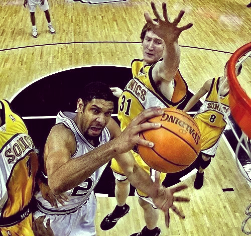 卡佩罗：阿莱格里让一支散乱的米兰具备争冠实力，但还少中锋（卡佩罗：阿莱格里将散乱的米兰重塑为争冠之师，但仍缺中锋）