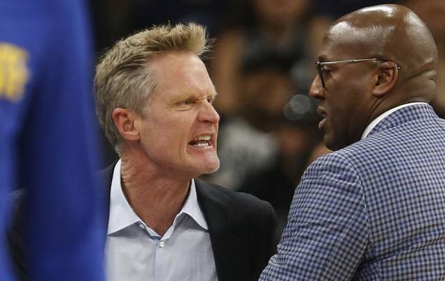 感谢恩师，出自崇明基地的海港球员将奖牌挂在徐根宝脖子上（致敬恩师，海港崇明出身球员将奖牌挂在徐根宝颈间）