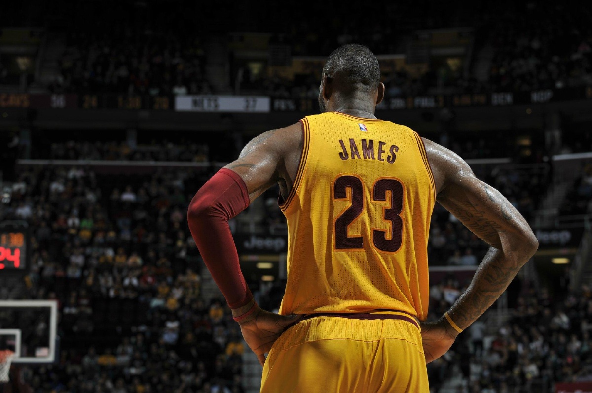 杜兰特远投三分命中，全场欢呼（杜兰特命中超远三分，现场沸腾）