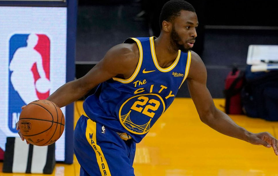 中场一脚直塞把后防撕开了（中场一记直传洞穿防线）