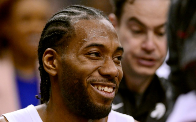 惊险一幕，马竞女足球员梅迪纳头部被膝盖撞到后失去意识（惊魂瞬间：马竞女足球员梅迪纳头部遭膝撞后当场失去意识）